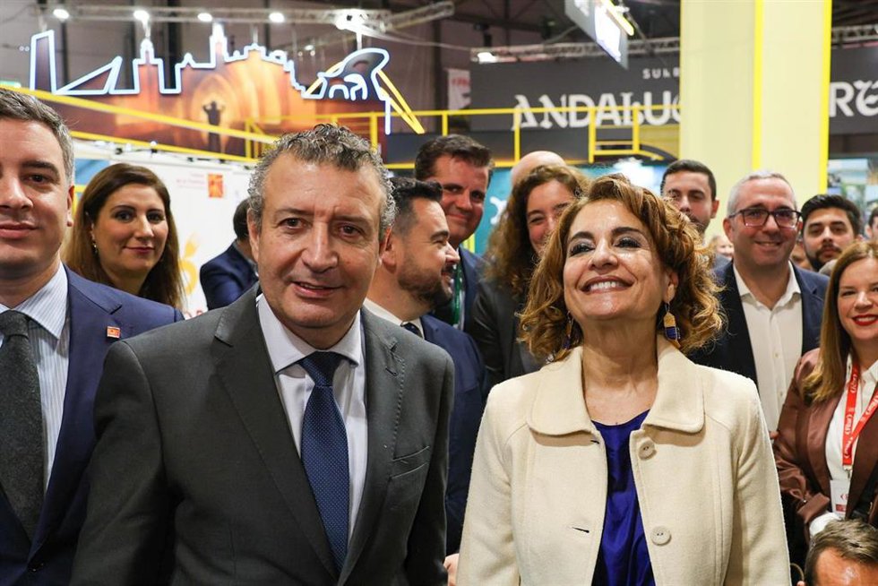 El presidente de la Diputación, con la ministra de Hacienda en el stand de la provincia en Fitur.