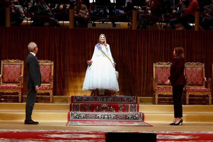 Las Falleras Mayores de València ensayan el acto de exaltación con la imposición de la banda y la joia