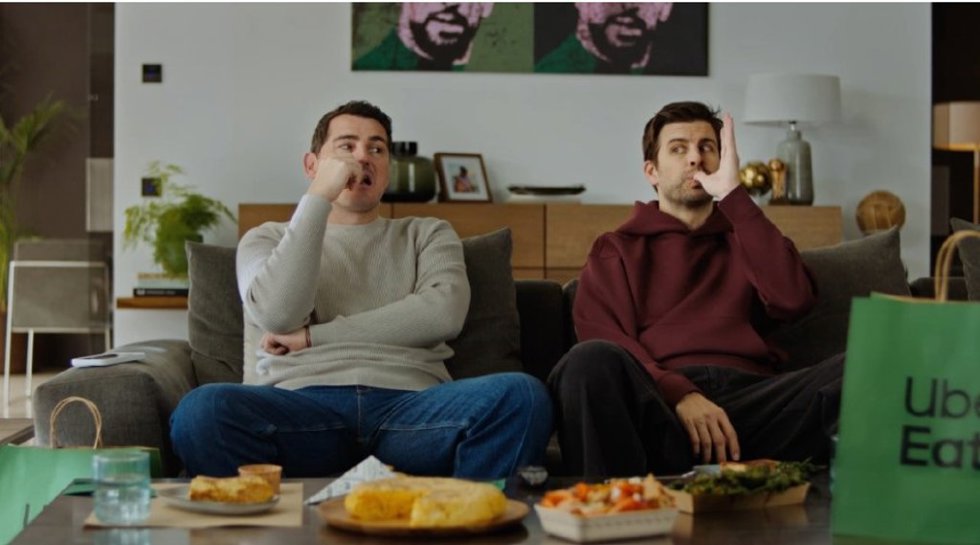 Uber Eats homenajea a las "manitas" del Bara y las "orejonas" del Real Madrid con Piqué y Casillas