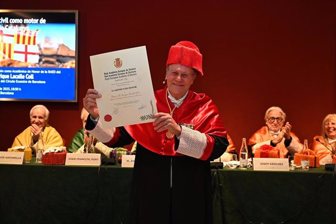 Enrique Lacalle recibiendo el Diploma de Académico de Honor de la Real Academia Europea de Doctores.