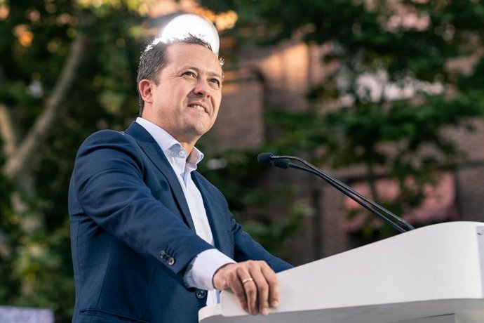 Archivo - El alcalde de Toledo, Carlos Velázquez, durante un acto público del Partido Popular, en las murallas de la Calle Carnicerías, a 27 de mayo de 2024, en Talavera de la Reina, Toledo (España). Feijóo se ha desplazado hoy a Talavera de la Reina dura