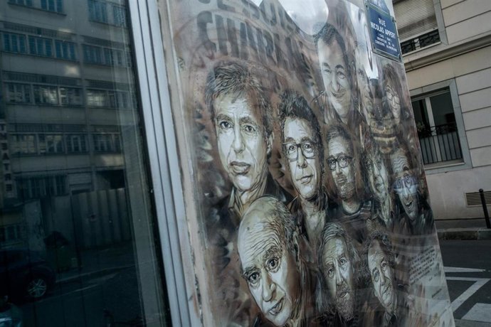 Archivo - Un mural en homenaje a las víctimas por el ataque de 'Charlie Hebdo' en 2015