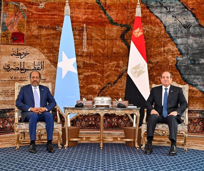 El presidente de Egipto, Abdelfatá al Sisi, junto con su homólogo somalí, Hasan Sheij Mohamud