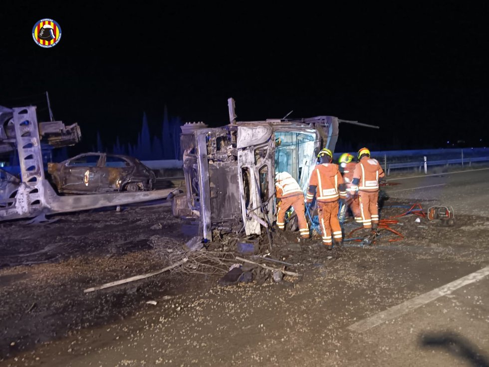 Muere el conductor de un camión tras chocar contra una grúa, volcar e incendiarse en Buñol