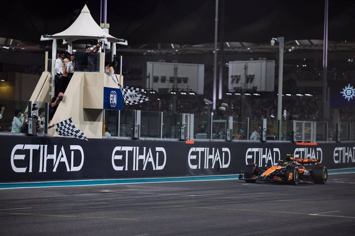 Archivo - FIA chequered flag, 04 NORRIS Lando (gbr), McLaren F1 Team MCL38, during the Formula 1 Etihad Airways Abu Dhabi Grand Prix 2024, 24th round of the 2024 Formula One World Championship from December 6 to 8, 2024 on the Yas Marina Circuit, in Abu D