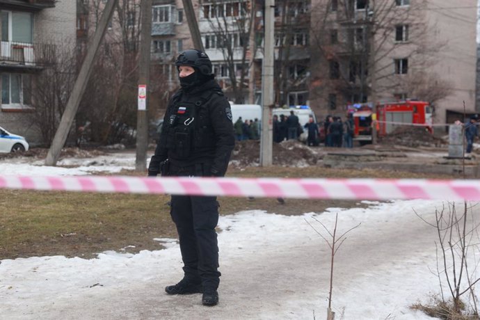 Archivo - 02 March 2024, Russia, Saint-Petersburg: A policeman is seen around a damaged residential building after an alleged drone attack, which was reported by local media at Krasnogvardeisky district. Photo: Stringer/SOPA Images via ZUMA Press Wire/dpa