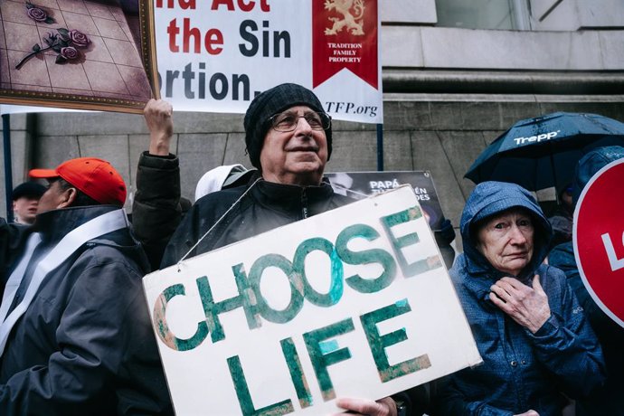 Archivo - March 25, 2023, New York, United States: Anti-abortion activist carries a placard as he participates in the march. Counter-protestors and anti-abortion marchers clash near Foley Square in New York.