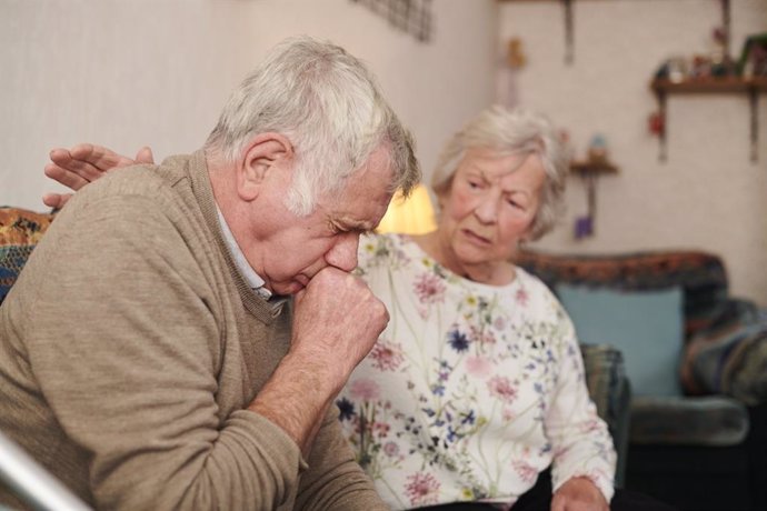 Archivo - Mayores, enfermo, gripe, covid, pareja, ancianos, tos. Problemas de salud