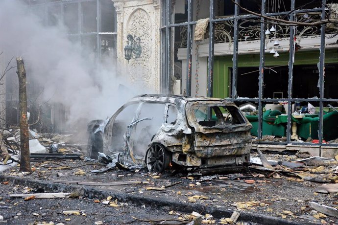 Archivo - 20 December 2024, Ukraine, Kiev: Damaged cars and buildings are seen after a Russian missile strike hits the city centre of Kiev. Photo: Aleksandr Gusev/SOPA Images via ZUMA Press Wire/dpa