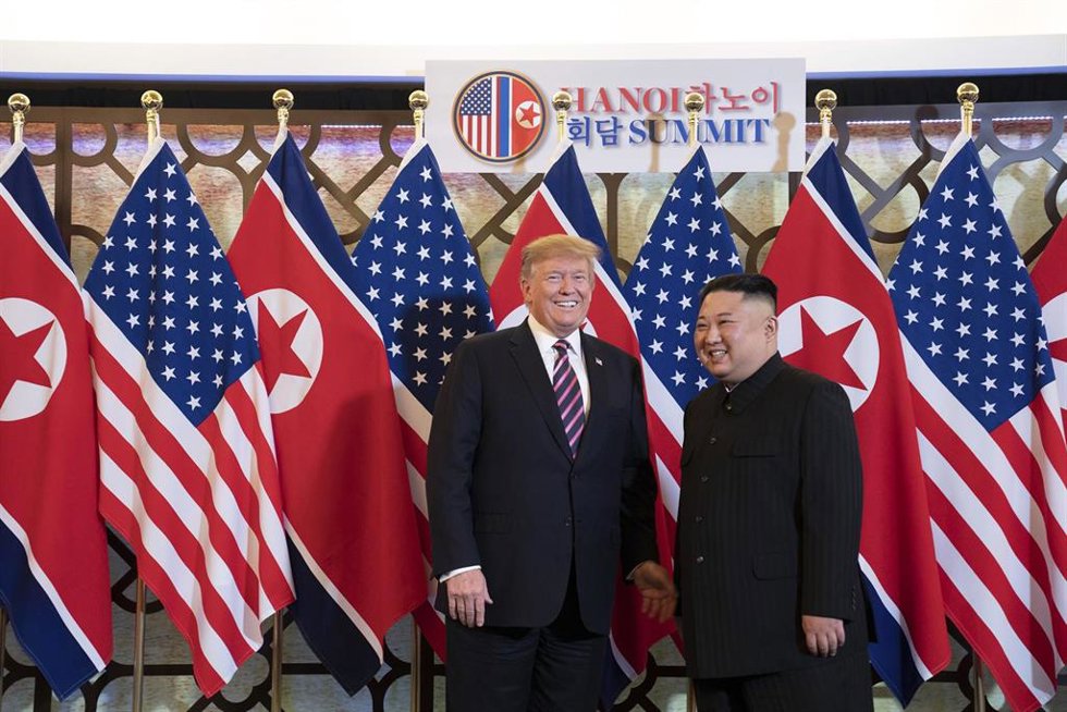Archivo - El presidente de EEUU, Donald Trump (i), y el líder de Corea del Norte, Kim Jong Un (d), durante su cumbre en Vietnam en febrero de 2019 (archivo)