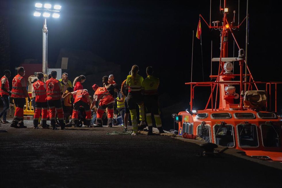 Archivo - Varios migrantes son ayudados al llegar al Puerto de La Restinga, a 20 de septiembre de 2024, en El Hierro, Canarias (España). Una nueva embarcación ha sido trasladada al puerto de La Restinga con 63 personas migrantes a bordo. Entre ellas hab