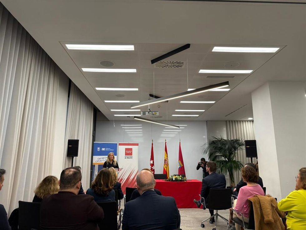 La delegada de Economía, Innovación y Hacienda del Ayuntamiento de Madrid, Engracia Hidalgo, y la consejera de Economía, Hacienda y Empleo de la Comunidad de Madrid, Rocío Albert, han firmado un convenio.