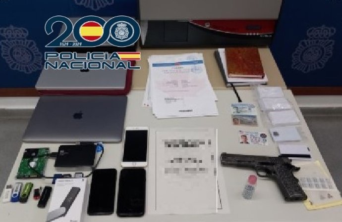 Efectos intervenidos al detenido en Marbella por estafa y falsificación documental.