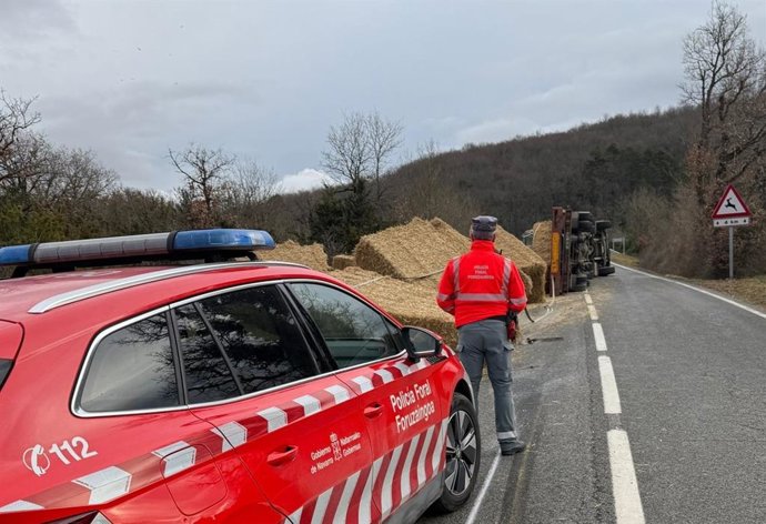 El vuelco de un camión que portaba paja provoca el cierre de la carretera N-135 en Erro