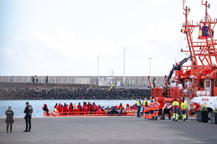 Agentes de los equipos de emergencia atienden a los migrantes en el muelle de Arrecife, a 6 de enero de 2025, en Lanzarote, Canarias (España). Una patera con 60 migrantes a bordo ha sido rescatada en la mañana de este lunes, 6 de enero, en aguas cercanas 