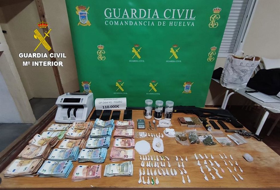 Material intervenido durante la operación Fígaro de la Guardia Civil en Huelva.