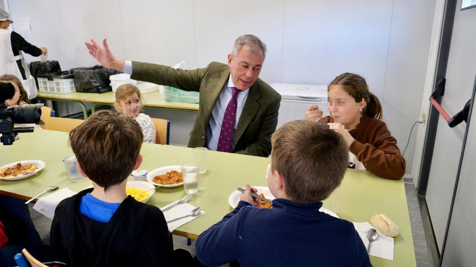 El alcalde de Sevilla, José Luis Sanz, visita el nuevo comedor provisional del colegio Valdés Leal.