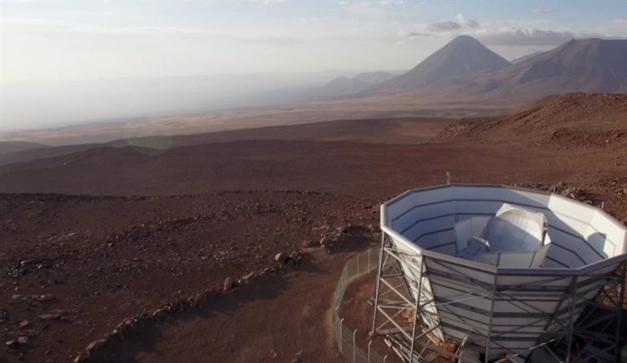 El Telescopio Cosmológico de Atacama mide la luz más antigua del universo, conocida como fondo cósmico de microondas. Con esas mediciones, los científicos pueden calcular la edad del universo.