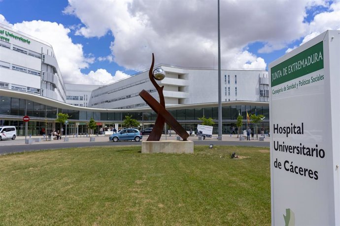 Archivo - Fachada del Hospital Universitario de Cáceres