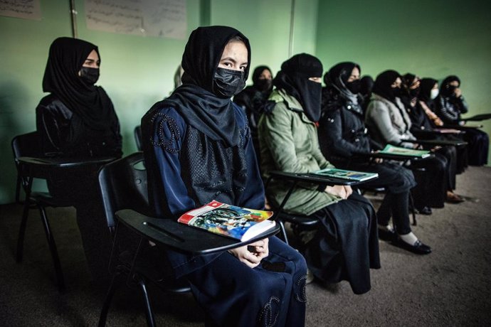 Archivo - Imagen de archivo de una formación a mujeres en Kabul (Afganistán)