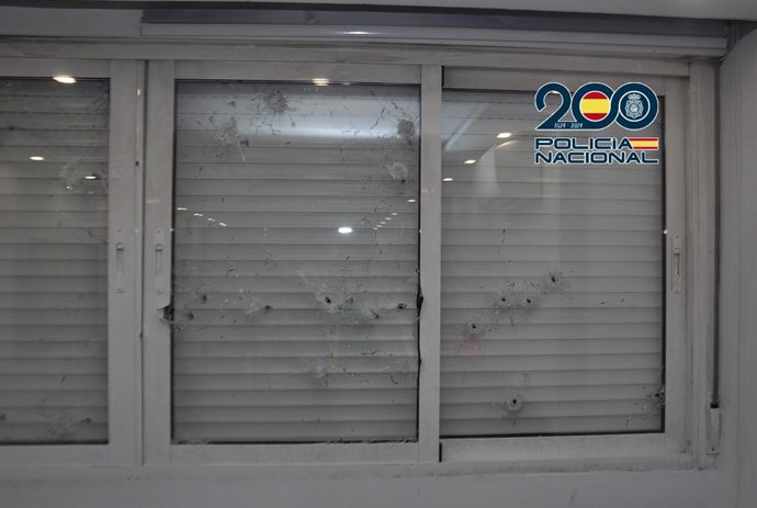 Los agentes hallaron numerosos vestigios balísticos dirigidos contra una vivienda en una planta baja; sus moradores no se encontraban dentro durante el tiroteo. Los disparos atravesaron puerta y ventanas, alcanzando el salón del domicilio.