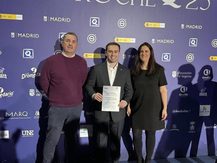 El concejal de Turismo en el Ayuntamiento de San Roque, Alfonso Valdivia, recoge los sellos de calidad turistica otorgados a la oficina de turismo.