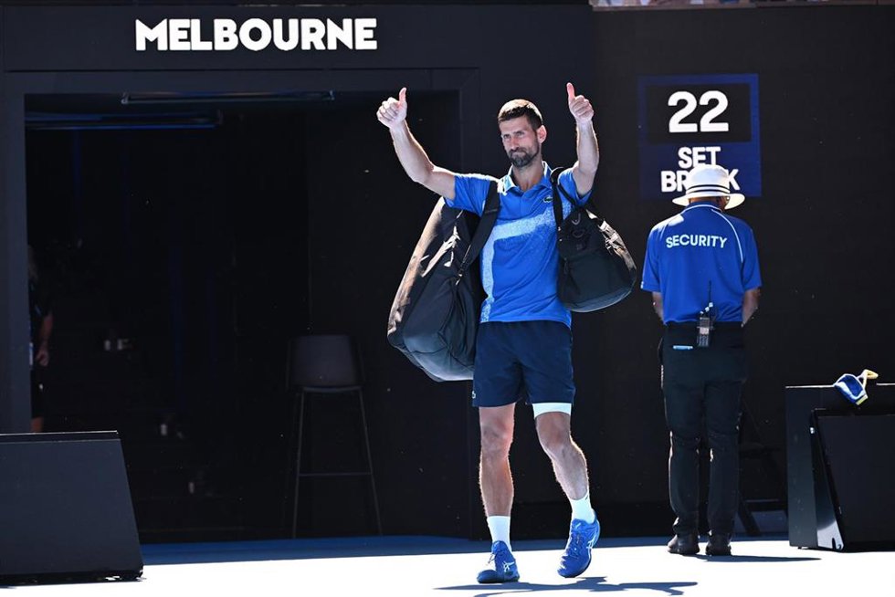 Novak Djokovic se dirige al público tras retirarse de su semifinal del Abierto de Australia 2025