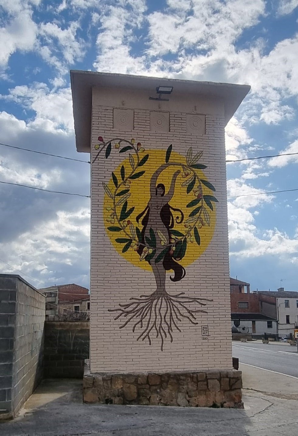 La artista Isabel Elies pinta un mural en un centro de transformación de Endesa en Cervi (Lleida)