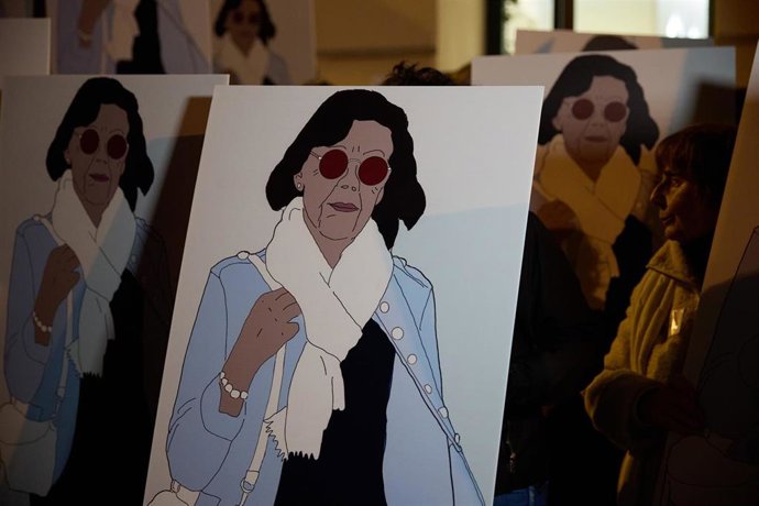 Archivo - Varias personas sostienen un cartel con la imagen de Gisèle Pelicot, durante la concentración feminista en apoyo a Gisèle Pelicot, ante la embajada de Francia, a 19 de diciembre de 2024, en Madrid (España).