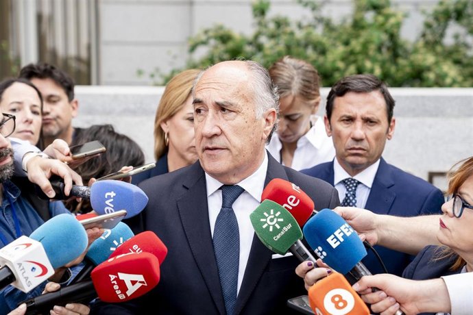 Archivo - El alcalde de Algeciras José Ignacio Landaluce, atiende a los medios de comunicación en una imagen de archivo.