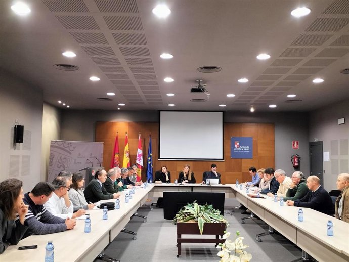 La delegada de la Junta en Valladolid y las OPAs implementarán medidas contra la sobrepoblación de conejos .