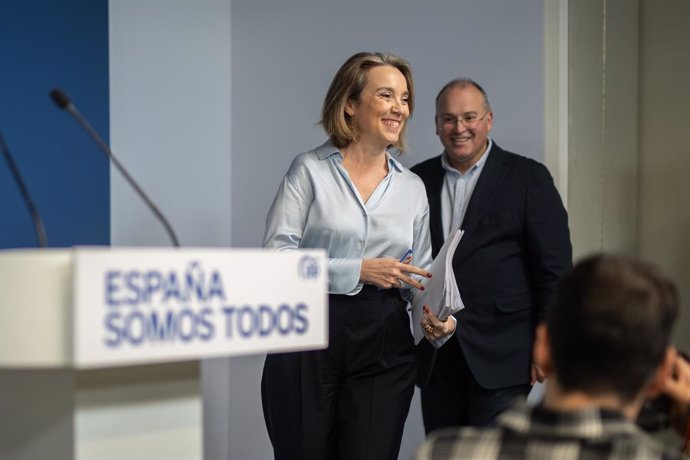 La secretaria general del PP, Cuca Gamarra, llega a una rueda de prensa, en la sede del PP, a 24 de enero de 2025, en Madrid (España). Durante la rueda de prensa, Gamarra, ha hablado de la caída del decreto ómnibus votado el pasado miércoles en el pleno e