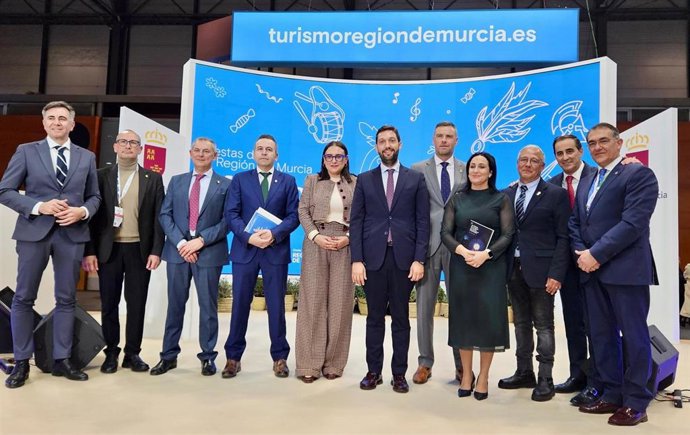Los Directores Generales Del Instituto De Turismo, Juan Francisco Martínez, Y De Competitividad Y Calidad Turísticas, Eva Reverte, Con Representantes De Los Municipios Presentes En La Guía De Fiestas