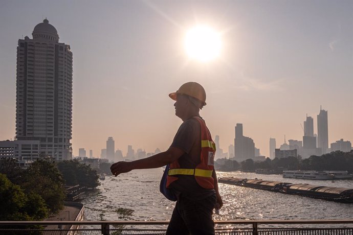 January 21, 2025, Bangkok, Thailand: A worker seen walking on the bridge over The Chao Phraya river amid smoggy conditions due to air pollution in Bangkok. Thailand authorities are warning people to wearing facemask in public after Bangkok the capital of 