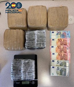 Droga y dinero incautada por la Policía Nacional a dos jóvenes en Fuerteventura