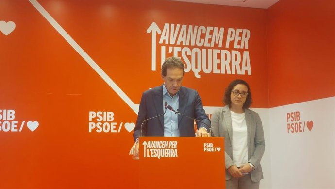 El portavoz adjunto del PSIB en el Parlament, Marc Pons, y la conselleria insular del PSIB, Joana Maria Adrover, en rueda de prensa.