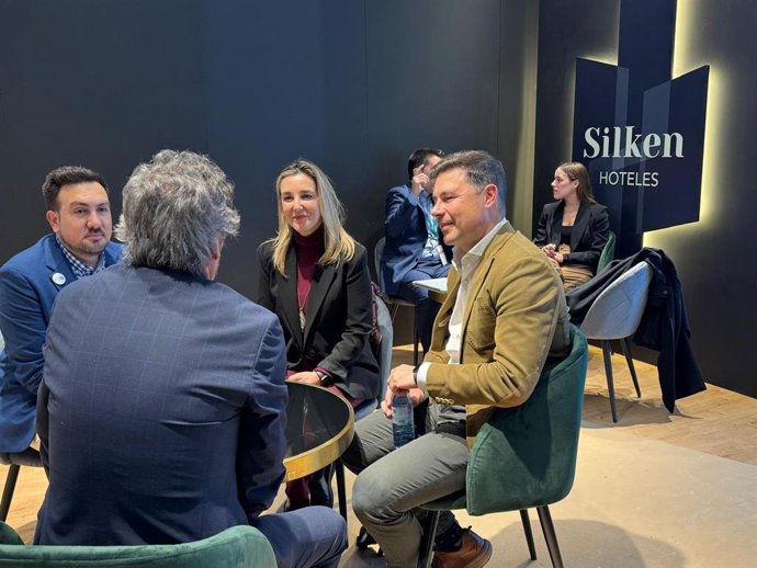 Reunión en Fitur de la alcaldesa de Alcalá, junto a los concejales de Planificación Estratégica y Turismo, con responsables de cadenas hoteleras.