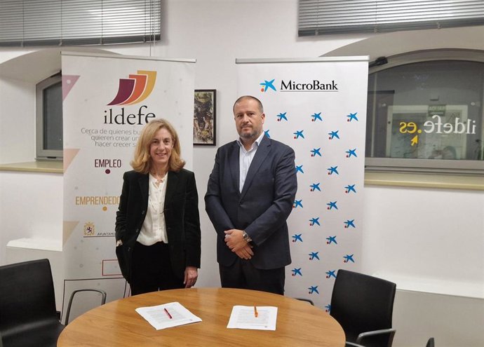Natividad Rodríguez, gerente del Instituto Leonés de Desarrollo Económico, Formación y Empleo (Ildefe) del Ayuntamiento de León, y Antonio Díez. Director del Centro de Empresas de CaixaBank en León.