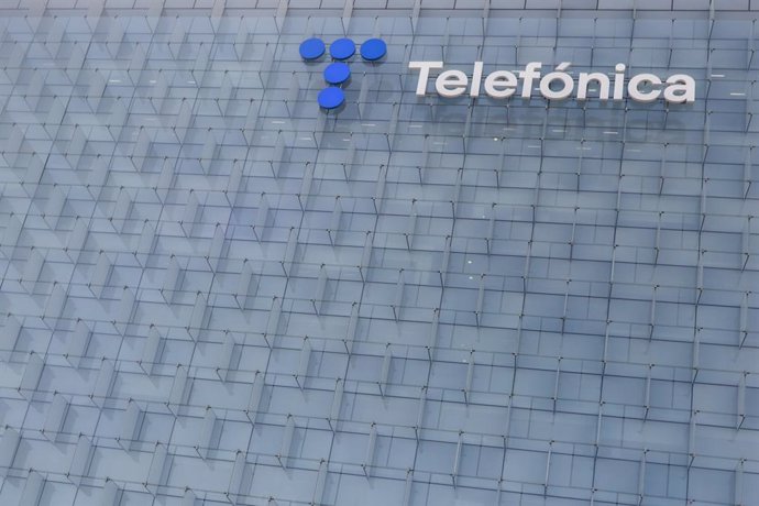 Archivo - Fachada de la sede de la multinacional española Telefónica, situada en la Ronda de la Comunicación, en el denominado Distrito Telefónica, a 22 de Julio de 2022, en el barrio de Las Tablas,  Madrid, (España)Telefónica se ha convertido en el prime