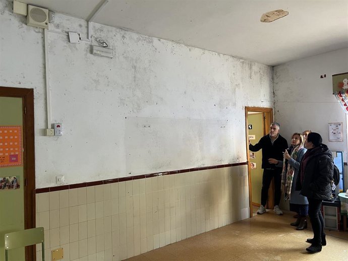 Los socialistas reclaman "actuaciones urgentes" en la zona infantil del CEIP Manuel de Falla