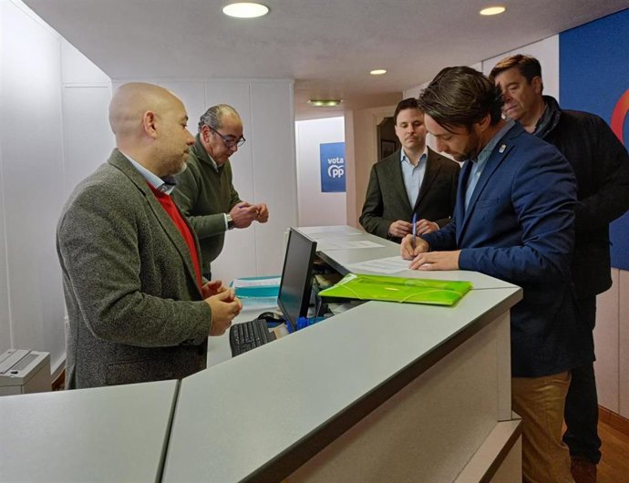 El diputado regional 'popular' Andrés Ruiz, que opta a presidir el PP de Gijón, entrega un total de 414 avales para formalizar su candidatura al congreso local del PP de Gijón.