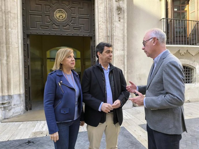 El senador del Partido Popular por la Región de Murcia José Ramón Díez de Revenga, acompañado por la diputada nacional Violante Tomás y el concejal delegado de Planificación Urbanística, Huerta y Medio Ambiente del Ayuntamiento