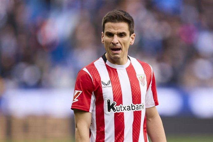 Archivo - El centrocampista del Athletic Club Inigo Ruiz de Galarreta, ante el Deportivo Alavés en Mendizorroza.