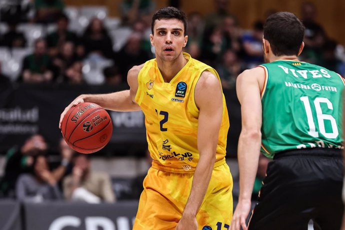 Archivo - Carlos Alocen of Dreamland Gran Canaria in action during the BKT EuroCup, match played between Juventut Badalona and Dreamland Gran Canaria at Palau Olimpic on October 29, 2024 in Badalona, Spain.