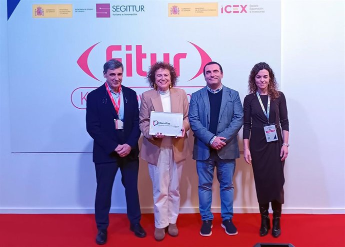 La alcaldesa de Comillas, Teresa Noceda (segunda por la izda), con el distintivo que ha recibido el municipio que le acredita como Destino Turístico Inteligente