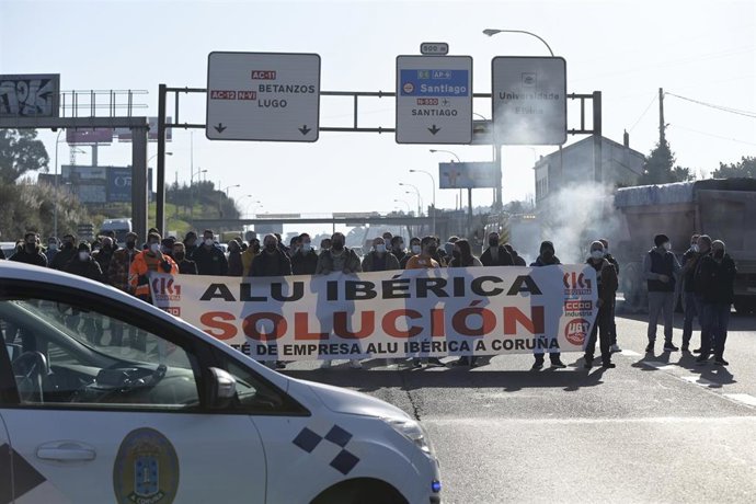 Archivo - Trabajadores de la plantilla de Alu Ibérica con una pancarta en la Avenida Alfonso Molina, donde han cortado el tráfico que sale de la ciudad, a 27 de enero de 2022, en A Coruña, Galicia (España). Los trabajadores de la fábrica de aluminio Alu I