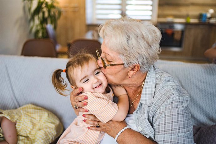 Archivo - Abuela besando a su nieta.