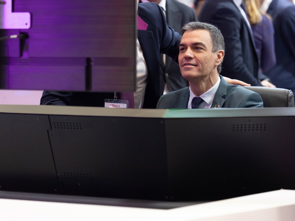 El presidente del Gobierno, Pedro Sánchez, en un simulador de Renfe, durante su visita a la 45 edición de la Feria Internacional del Turismo (Fitur), en Ifema Madrid, a 24 de enero de 2025, en Madrid (España).