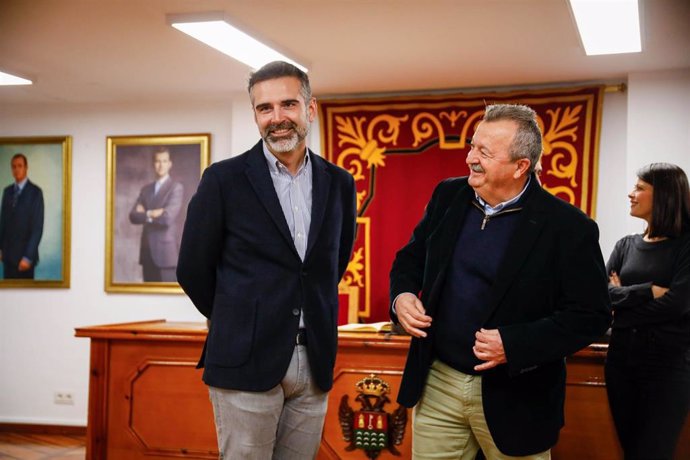 El consejero andaluz de Agricultura, Pesca, Agua y Desarrollo Rural, Ramón Fernández-Pacheco, durante su visita al Ayuntamiento de Pulpí (Almería) junto a su alcalde, Juan Pedro García.