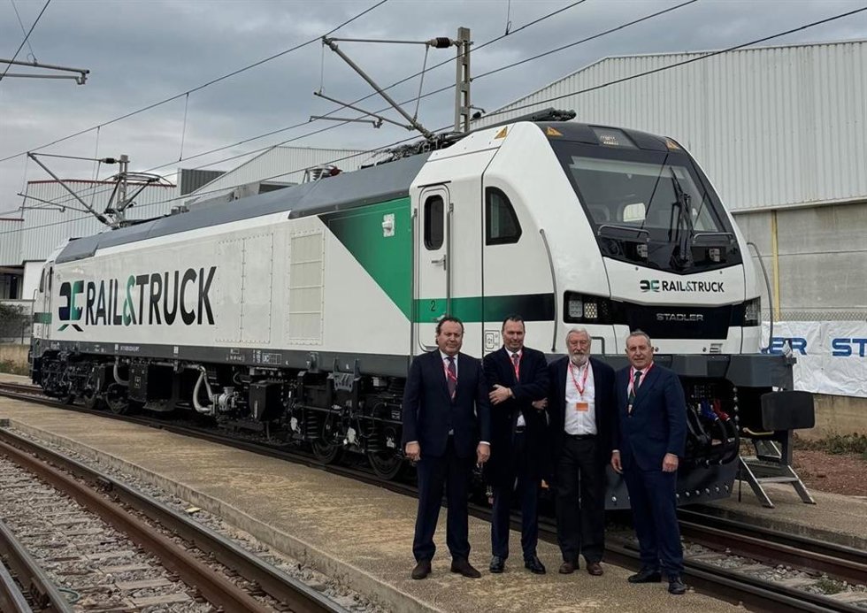 Miembros del consejo de Rail & Truck ante una de las nuevas locomotoras.